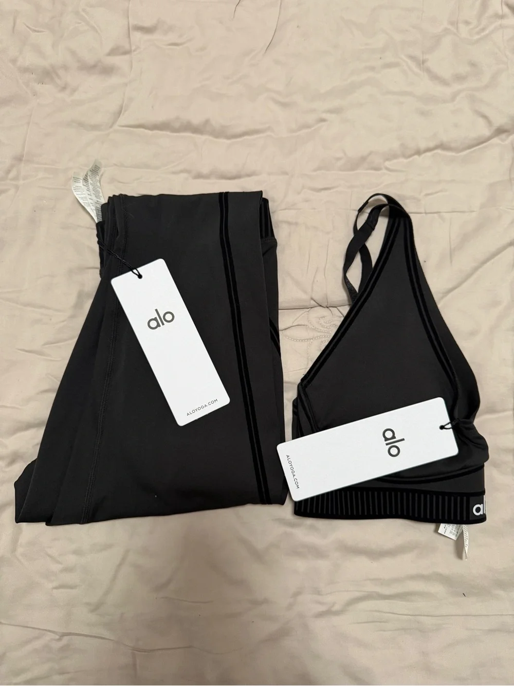 NWT Alo Yoga Black Activewear Set - V-Neck Sports Bra & Leggings
